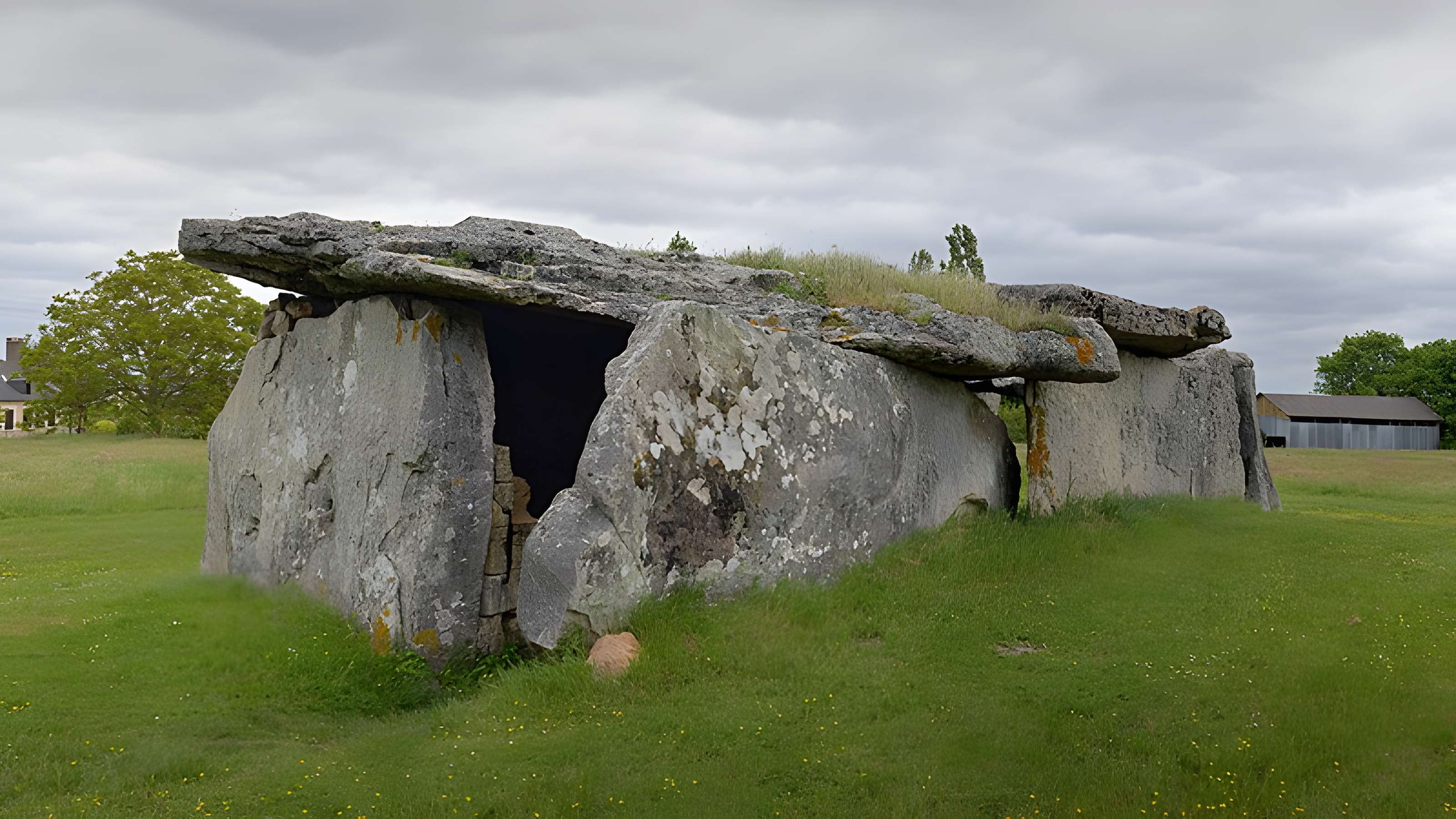 Dolmen de la Madeleine à Gennes