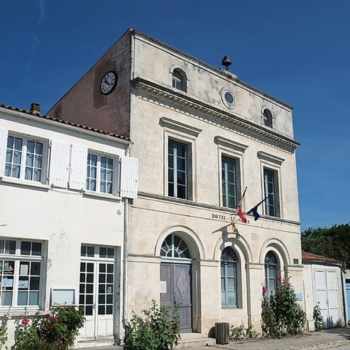 Photo de Hôtel de ville et bâtiments voisins appartenant à la commune
