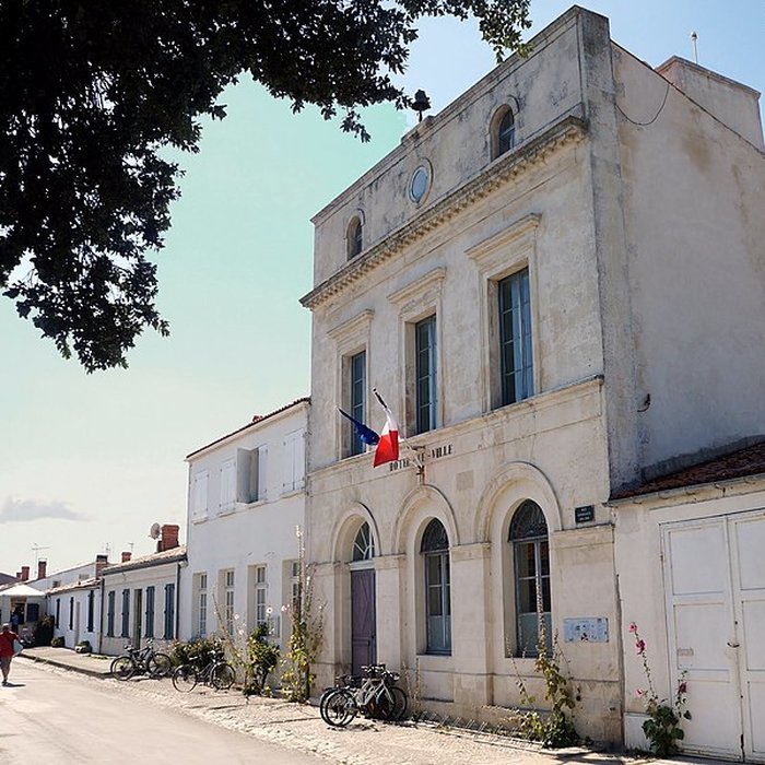 Photo de Hôtel de ville et bâtiments voisins appartenant à la commune