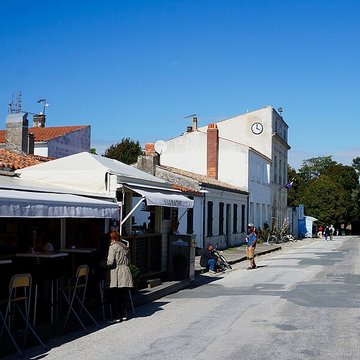 Hôtel de ville et bâtiments voisins appartenant à la commune