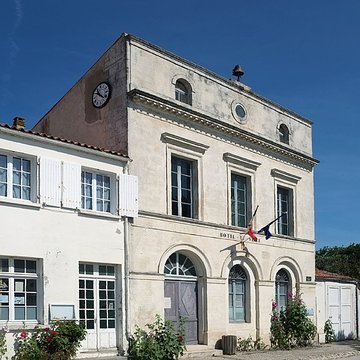 Hôtel de ville et bâtiments voisins appartenant à la commune