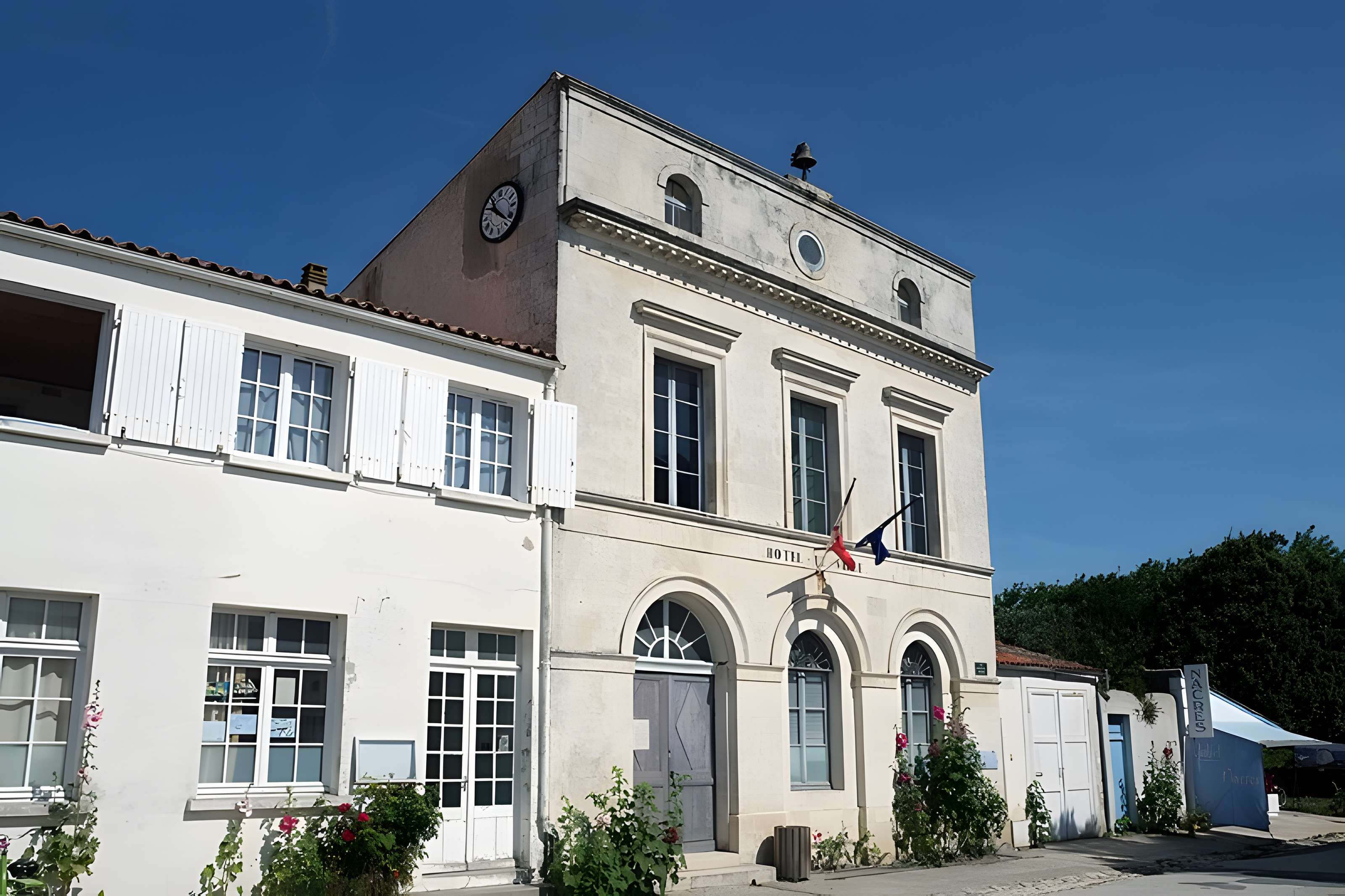 Hôtel de ville et bâtiments voisins appartenant à la commune