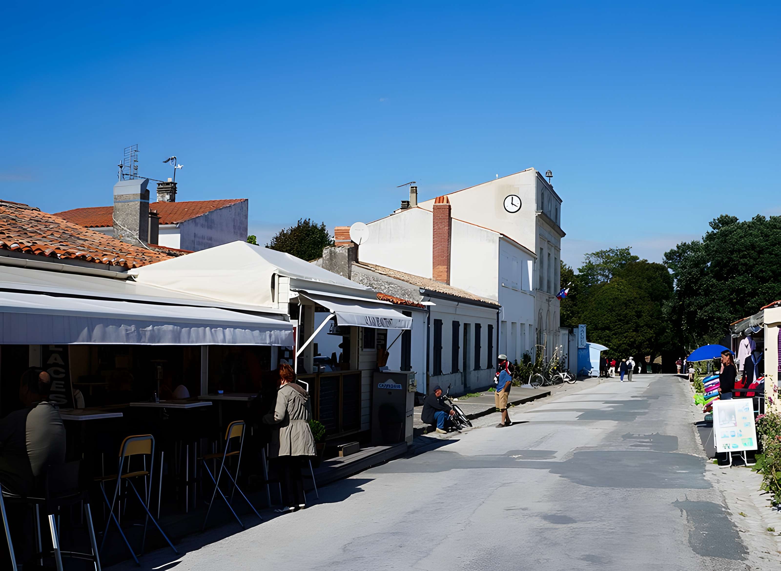Hôtel de ville et bâtiments voisins appartenant à la commune