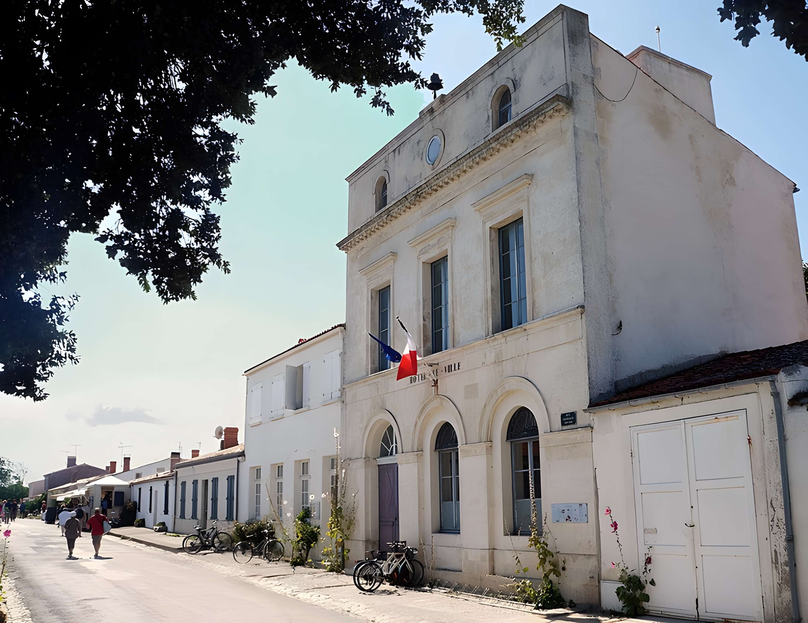 Hôtel de ville et bâtiments voisins appartenant à la commune