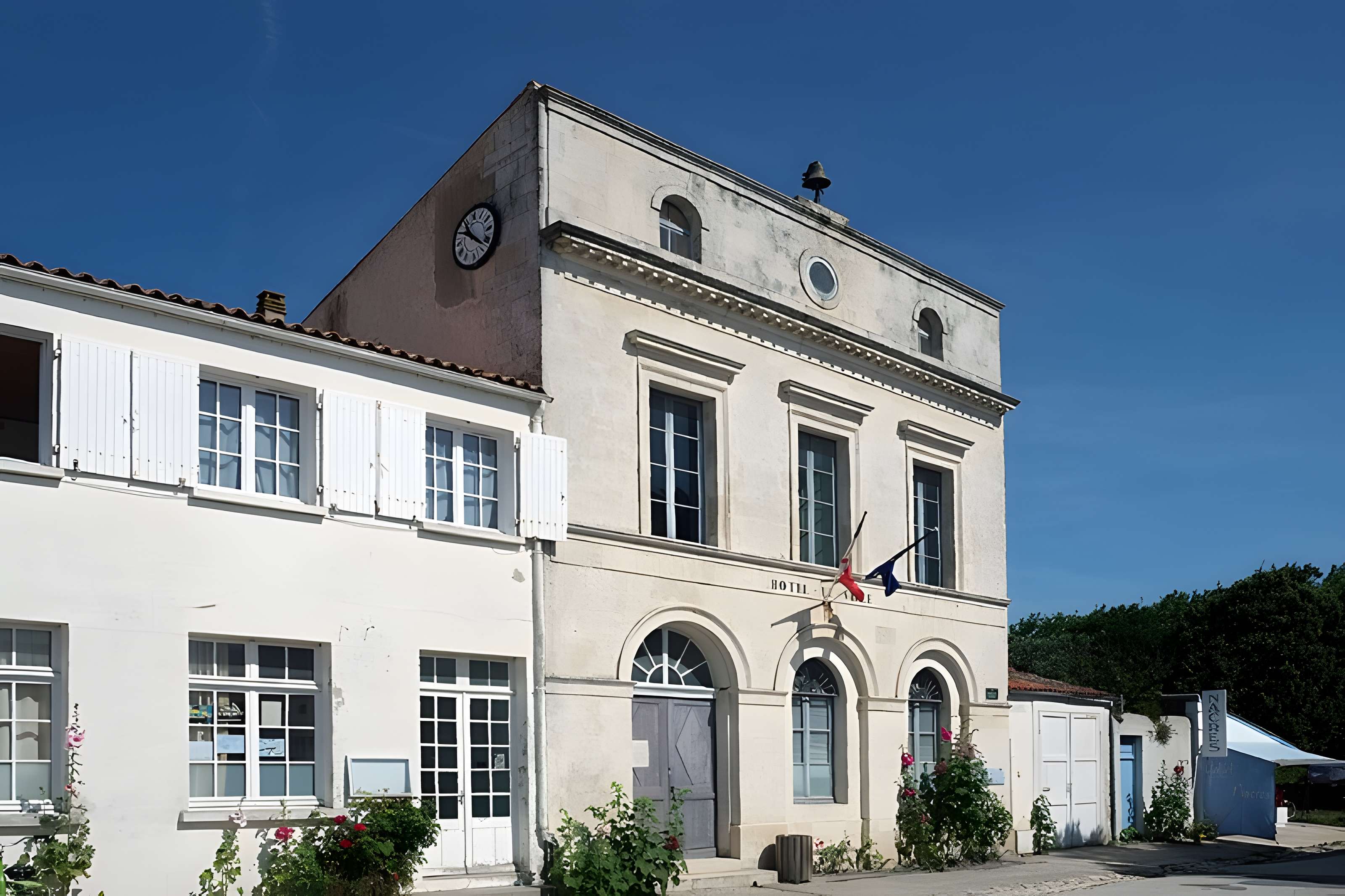 Hôtel de ville et bâtiments voisins appartenant à la commune
