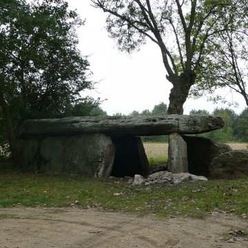 dolmen de la pierre cesee a soucelles