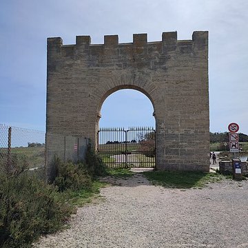 Ensemble historique et archéologique de la cité épiscopale et canoniale de Maguelone