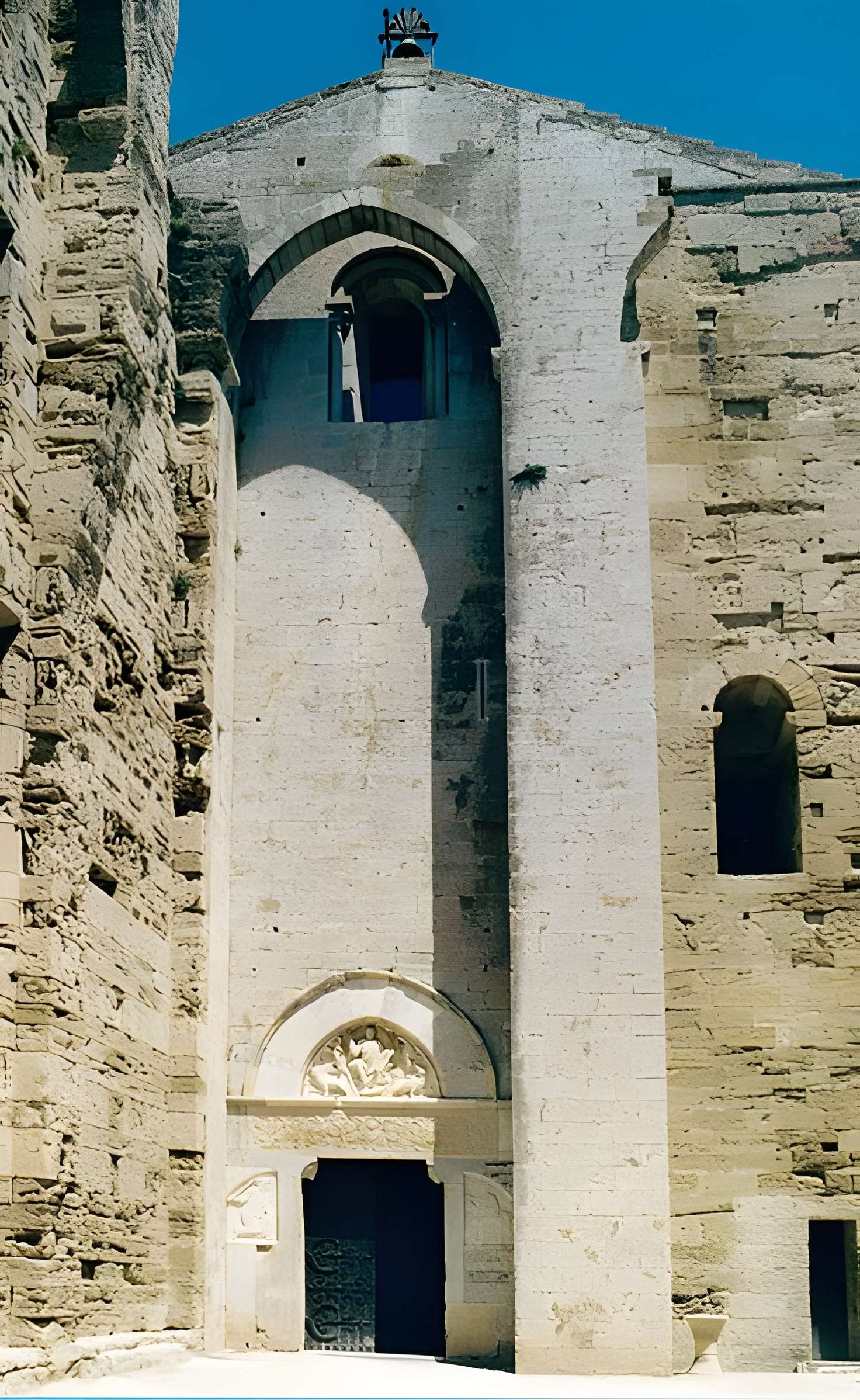 Ensemble historique et archéologique de la cité épiscopale et canoniale de Maguelone
