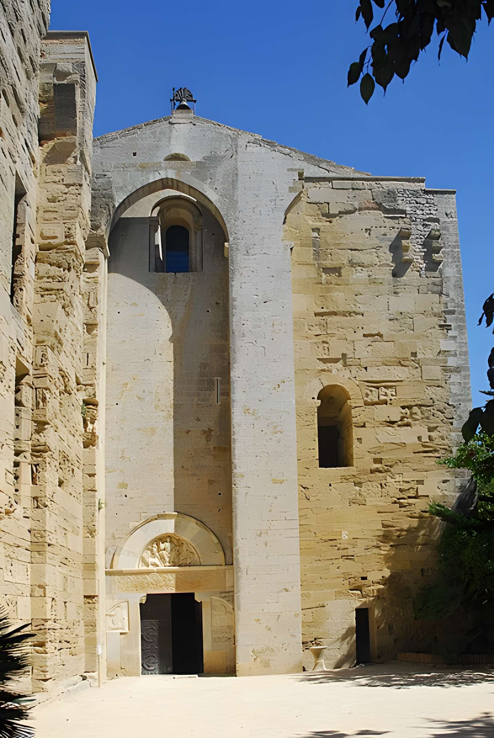 Ensemble historique et archéologique de la cité épiscopale et canoniale de Maguelone