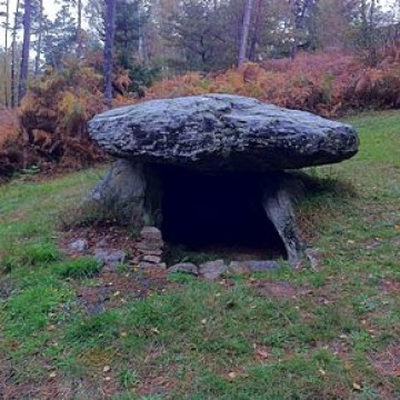dolmen de pierre fade a saint etienne des champs
