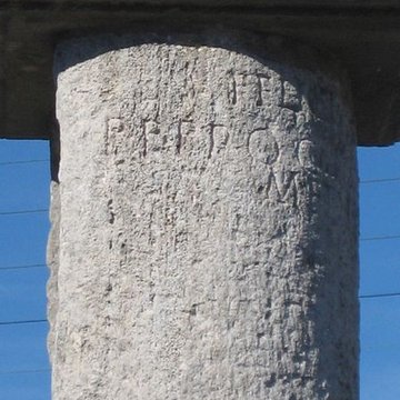 Borne milliaire en pierre de lépoque gallo-romaine