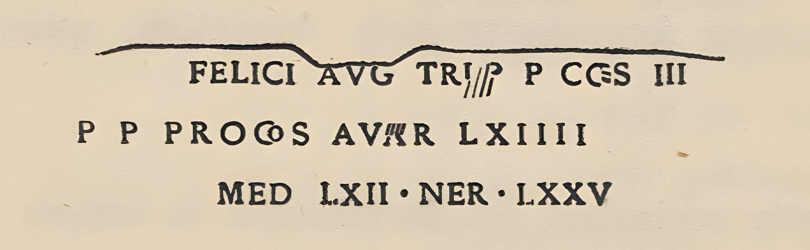 Borne milliaire en pierre de l'époque gallo-romaine
