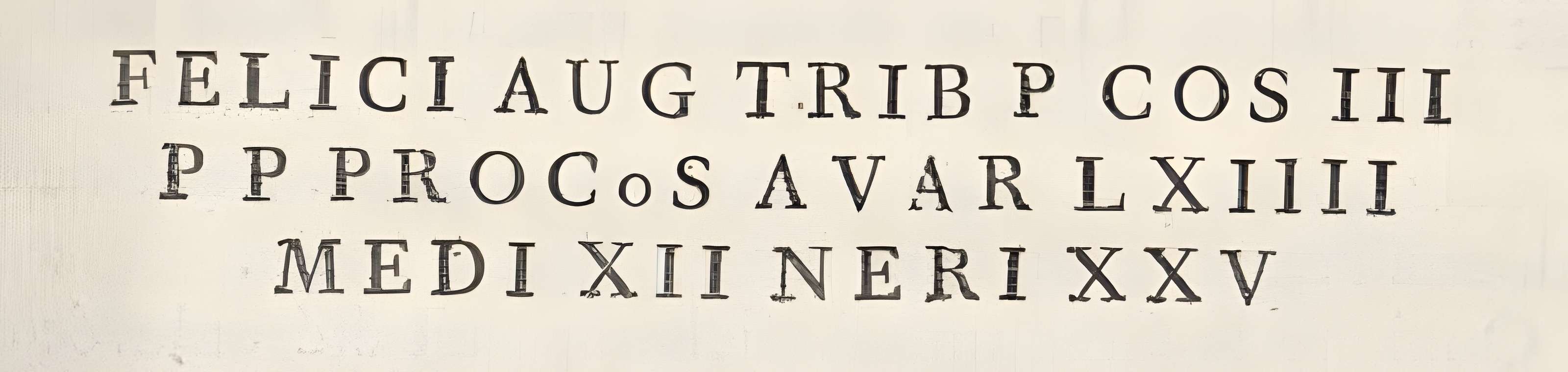 Borne milliaire en pierre de l'époque gallo-romaine