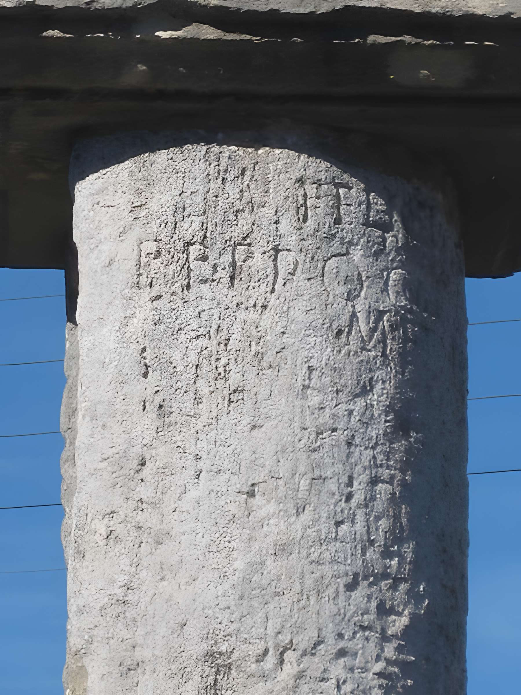 Borne milliaire en pierre de l'époque gallo-romaine