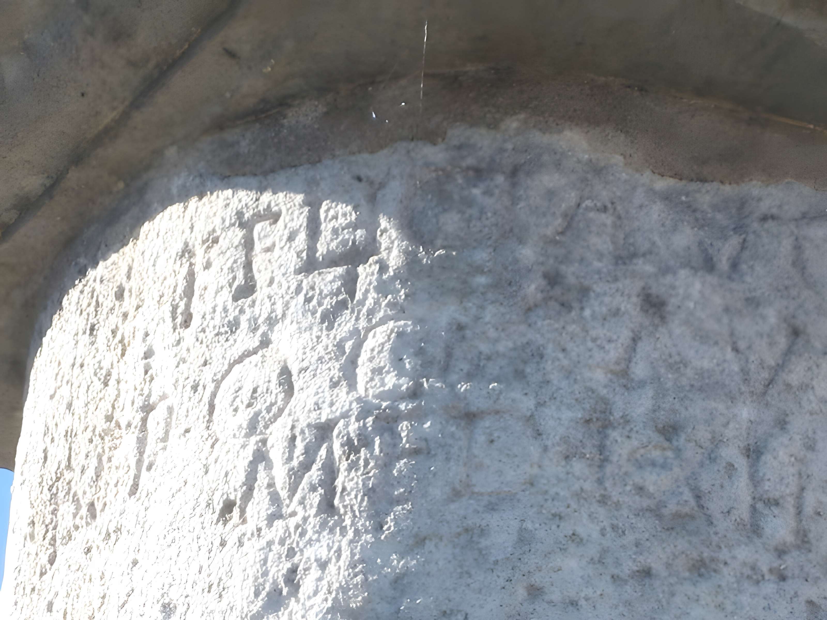 Borne milliaire en pierre de l'époque gallo-romaine