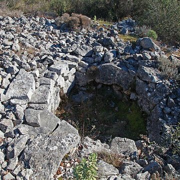 Dolmen et Tombe en blocs de Mauvans Sud à Saint-Cézaire-sur-Siagne