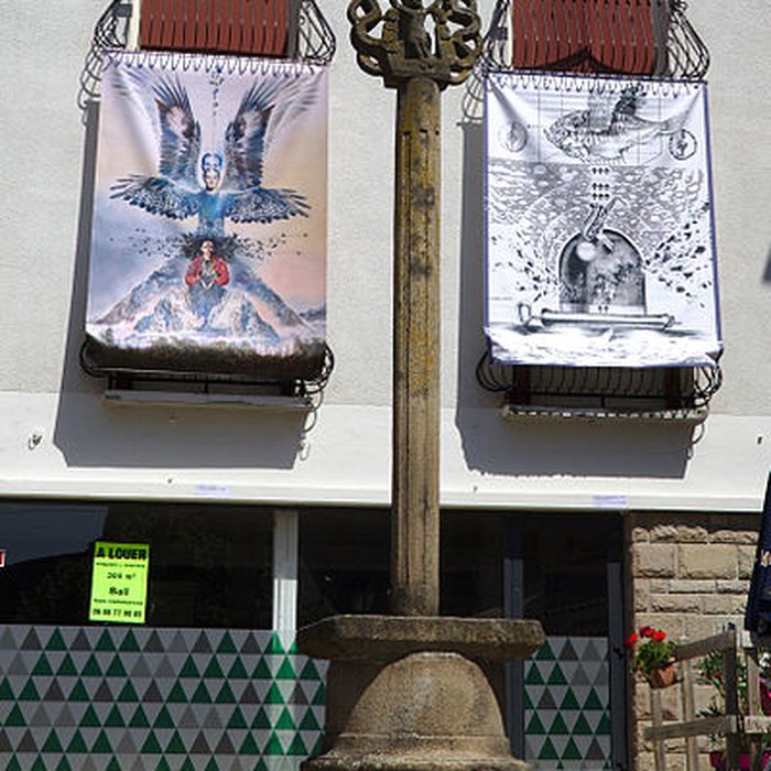 Photo de Croix située sur la petite place de léglise