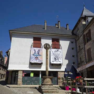Croix située sur la petite place de léglise