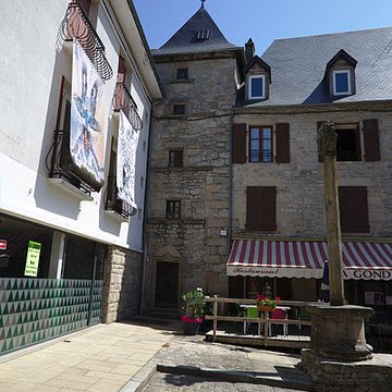 Croix située sur la petite place de léglise