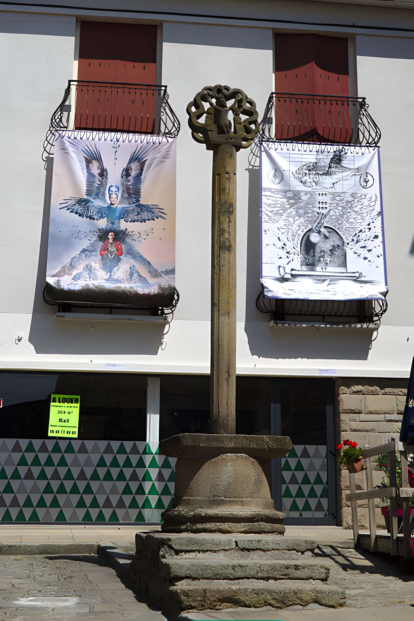 Croix située sur la petite place de l'église