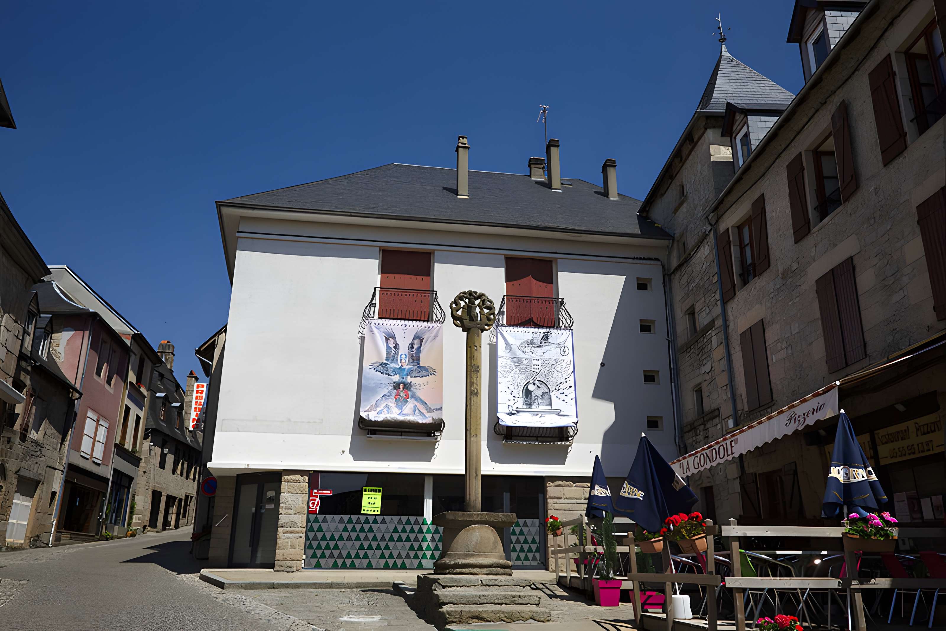 Croix située sur la petite place de l'église