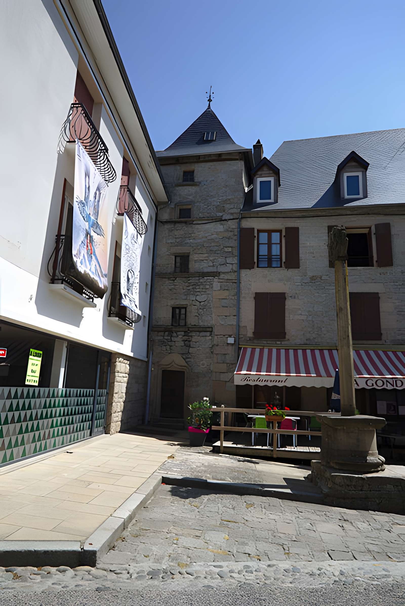 Croix située sur la petite place de l'église