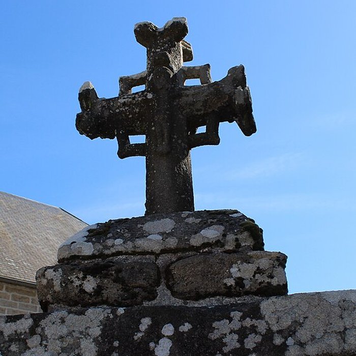 Photo de Croix du XVe siècle placée sur le mur de clôture de lécole