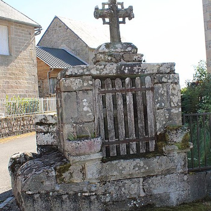 Photo de Croix du XVe siècle placée sur le mur de clôture de lécole