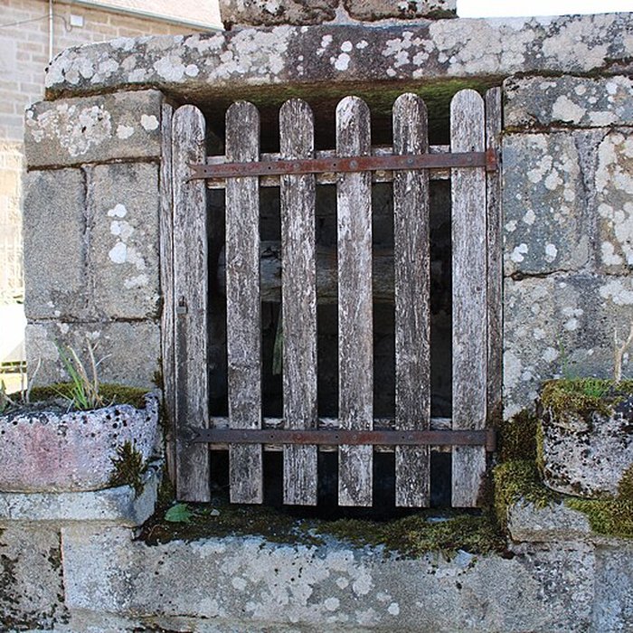 Photo de Croix du XVe siècle placée sur le mur de clôture de lécole