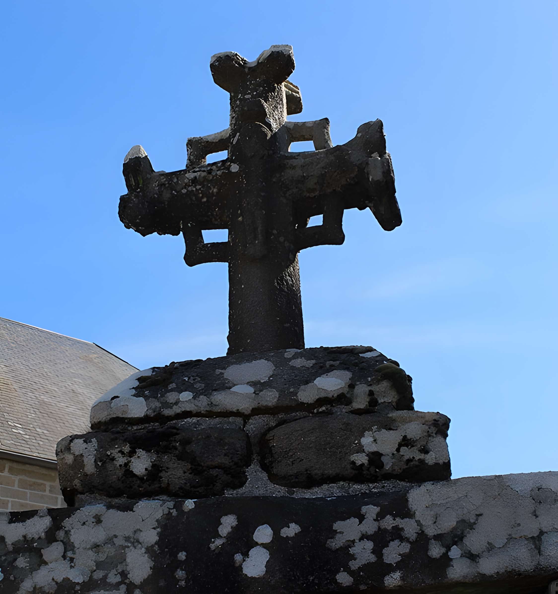 Croix du XVe siècle placée sur le mur de clôture de l'école