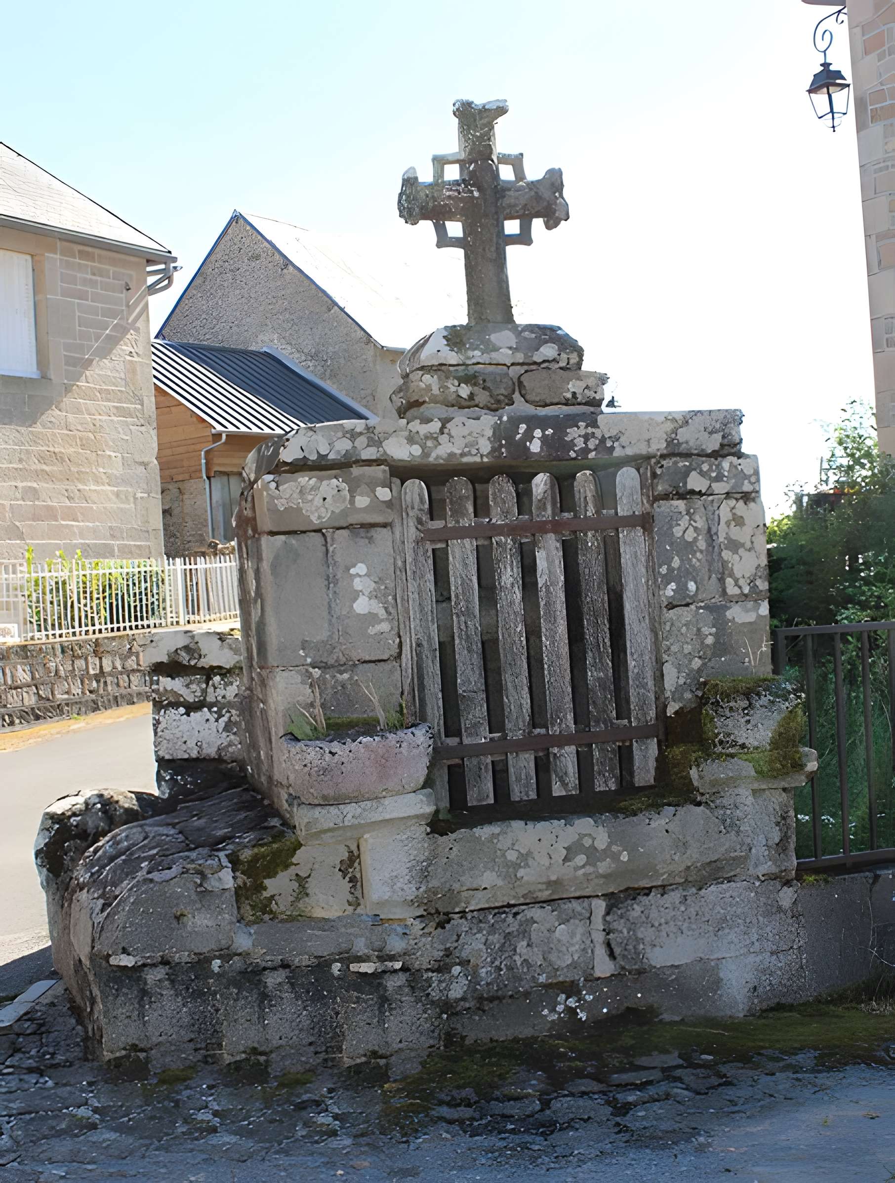 Croix du XVe siècle placée sur le mur de clôture de l'école