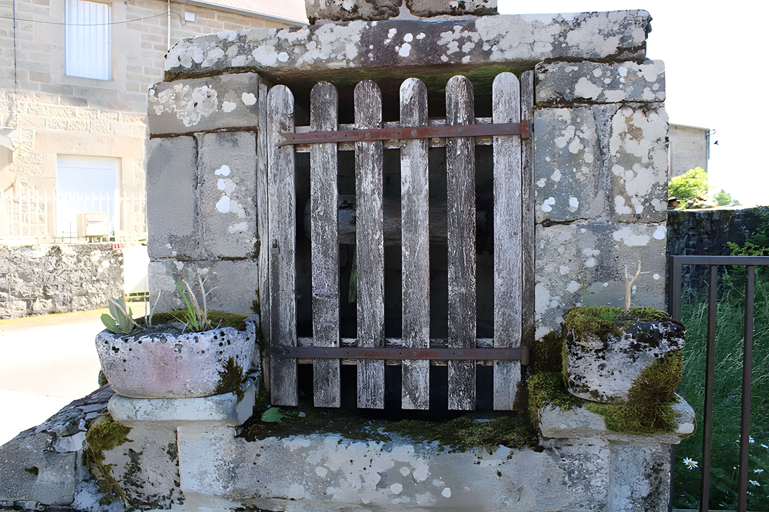 Croix du XVe siècle placée sur le mur de clôture de l'école