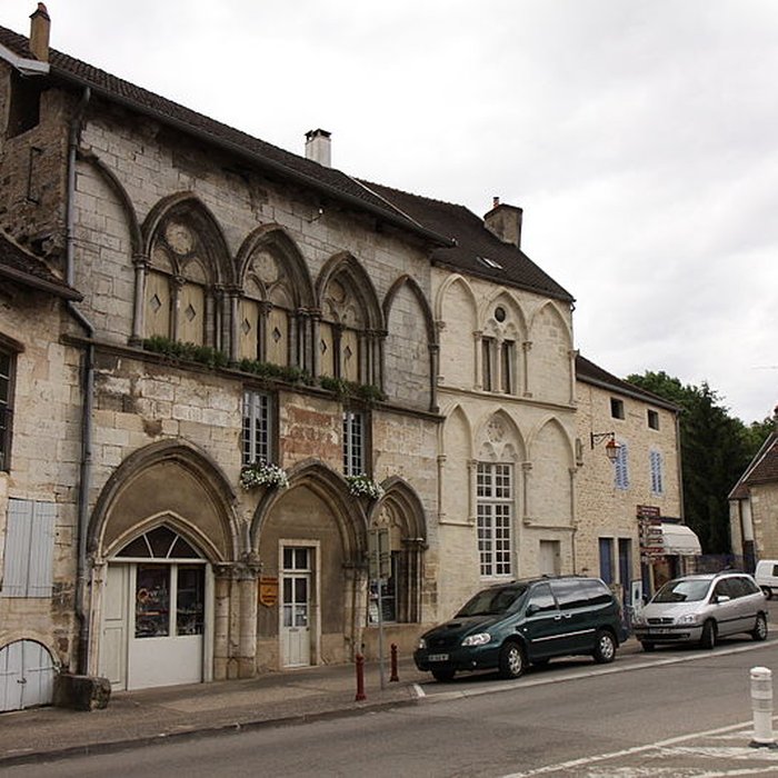 Photo de Maison du XIIIe siècle, sur la place publique
