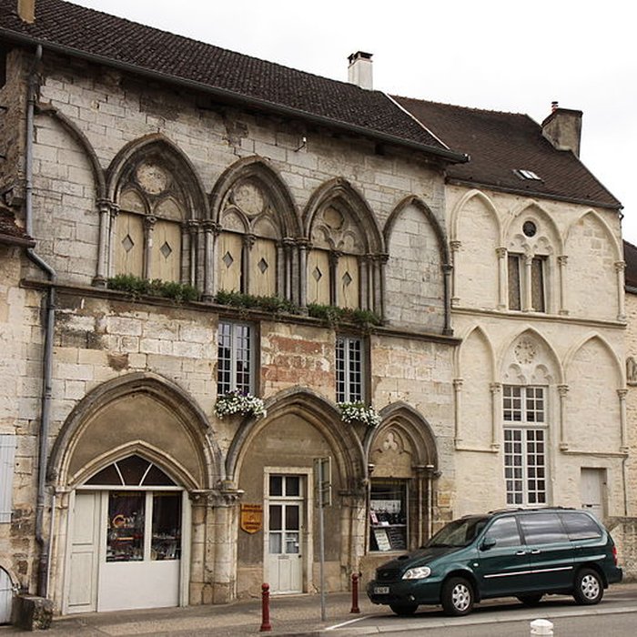 Photo de Maison du XIIIe siècle, sur la place publique