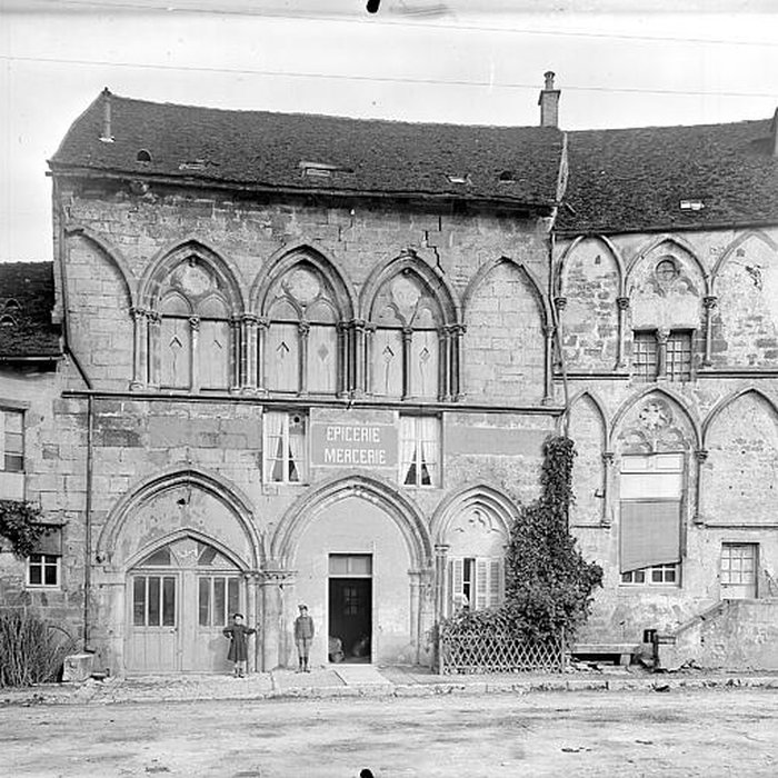 Photo de Maison du XIIIe siècle, sur la place publique
