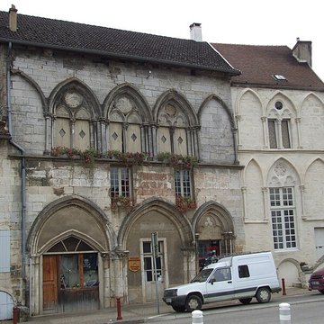 Maison du XIIIe siècle, sur la place publique
