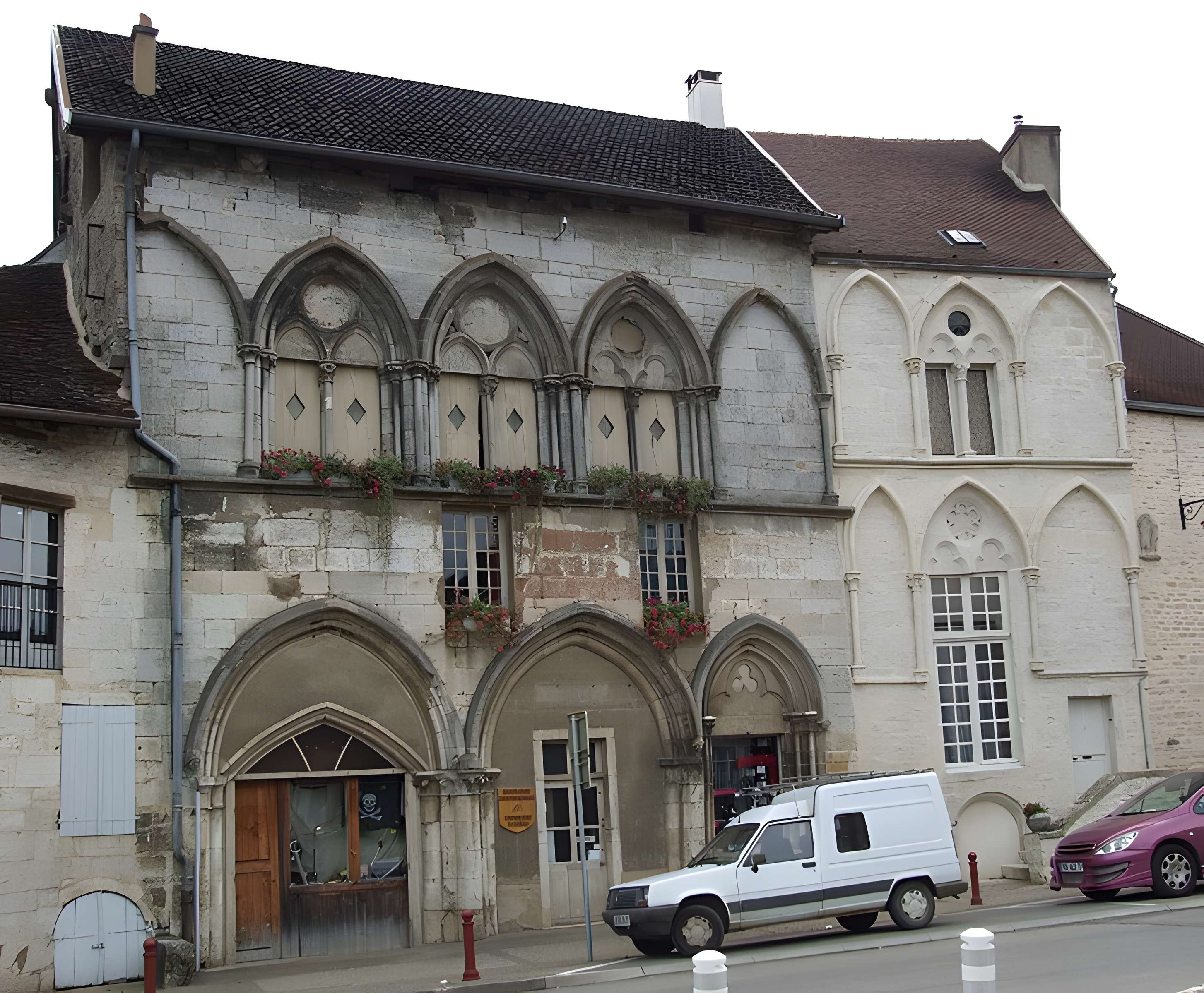 Maison du XIIIe siècle, sur la place publique