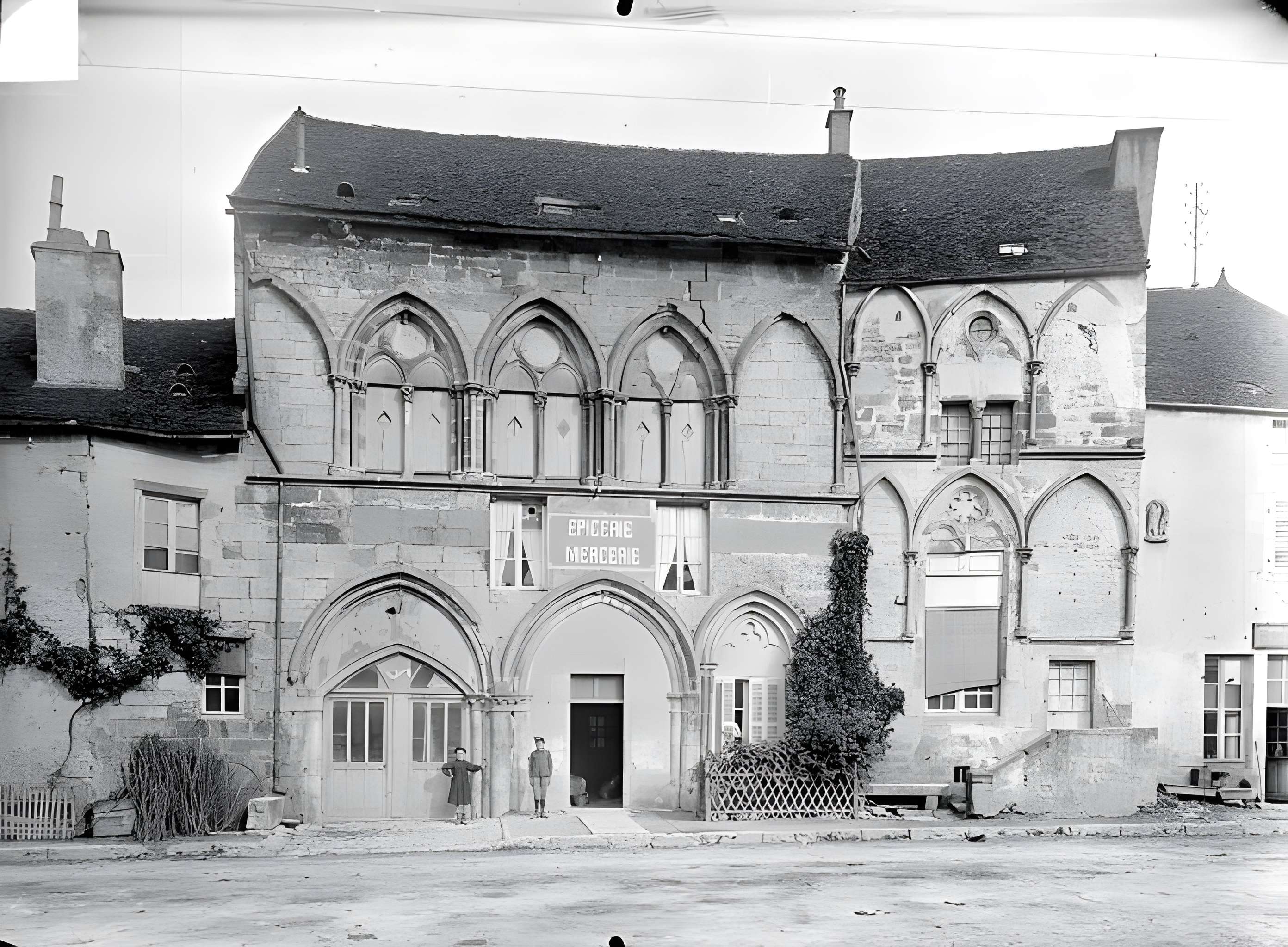 Maison du XIIIe siècle, sur la place publique