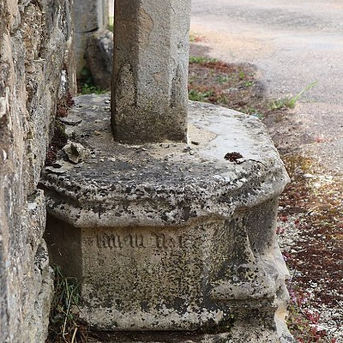 Photo de Croix monumentale : angle nord-est de la rue Franche et de la rueJean-Dampt