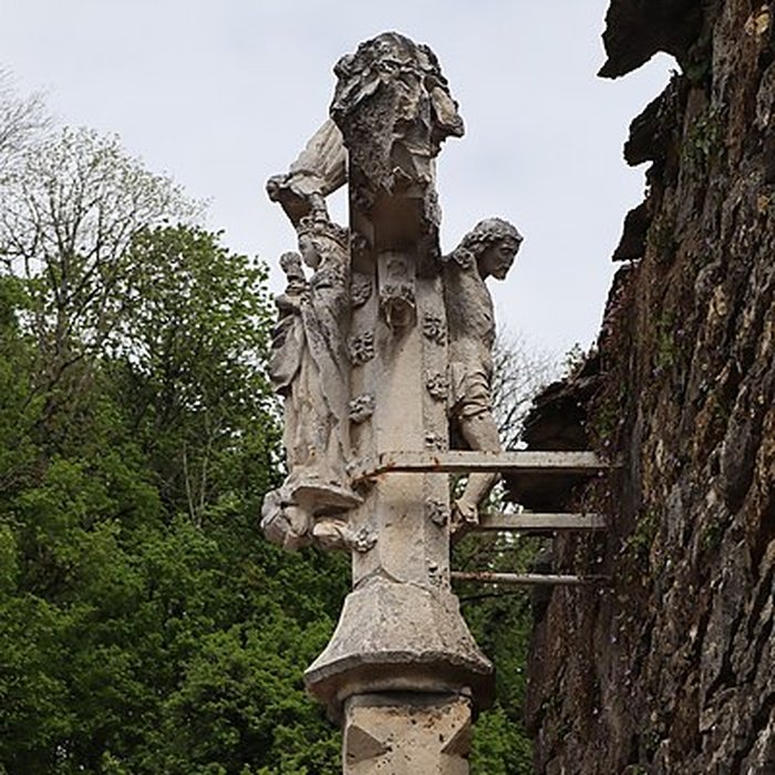 Photo de Croix monumentale : angle nord-est de la rue Franche et de la rueJean-Dampt