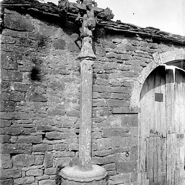 Photo de Croix monumentale : angle nord-est de la rue Franche et de la rueJean-Dampt