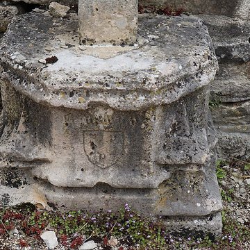 Croix monumentale : angle nord-est de la rue Franche et de la rueJean-Dampt