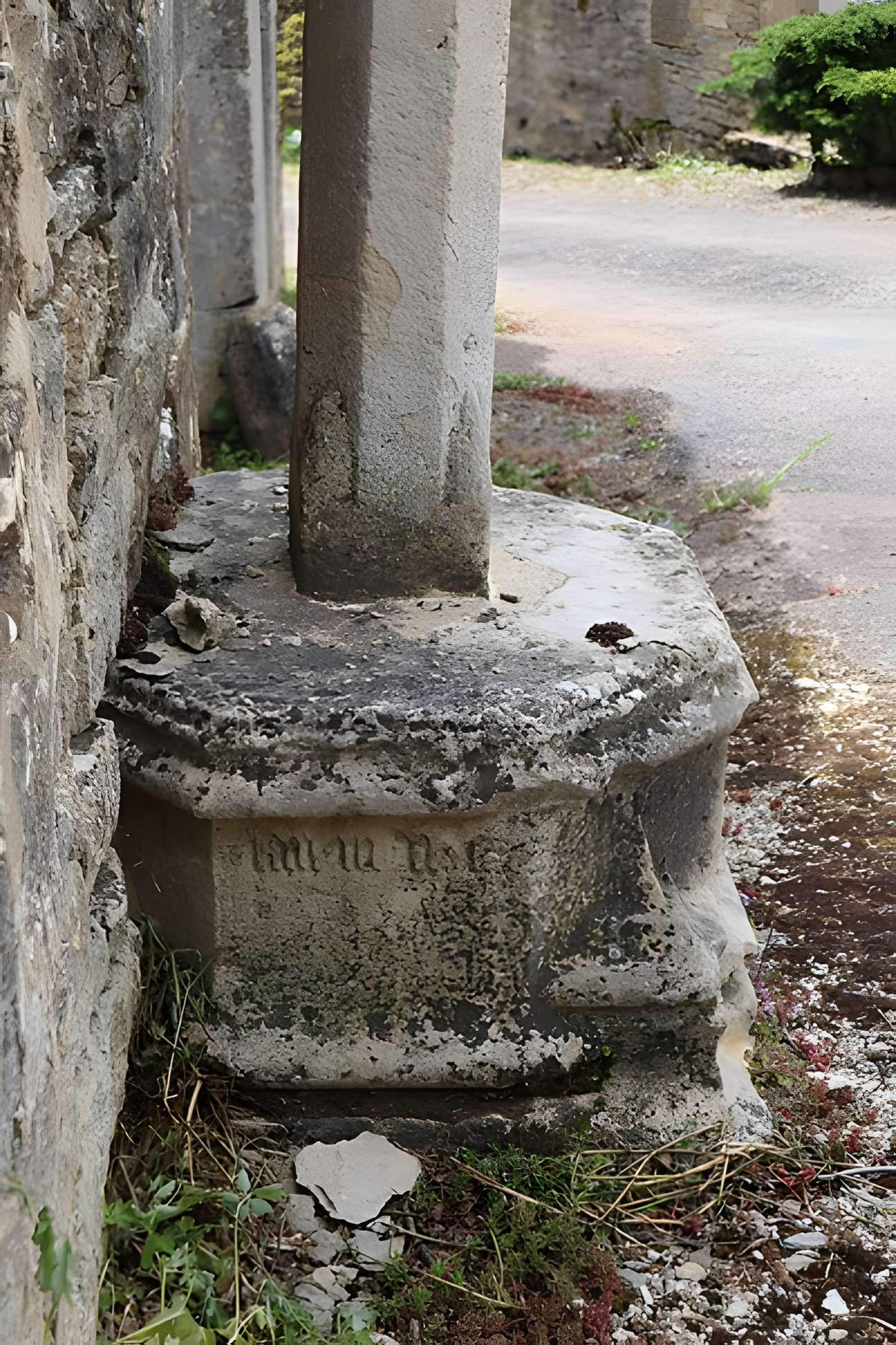 Croix monumentale : angle nord-est de la rue Franche et de la rueJean-Dampt
