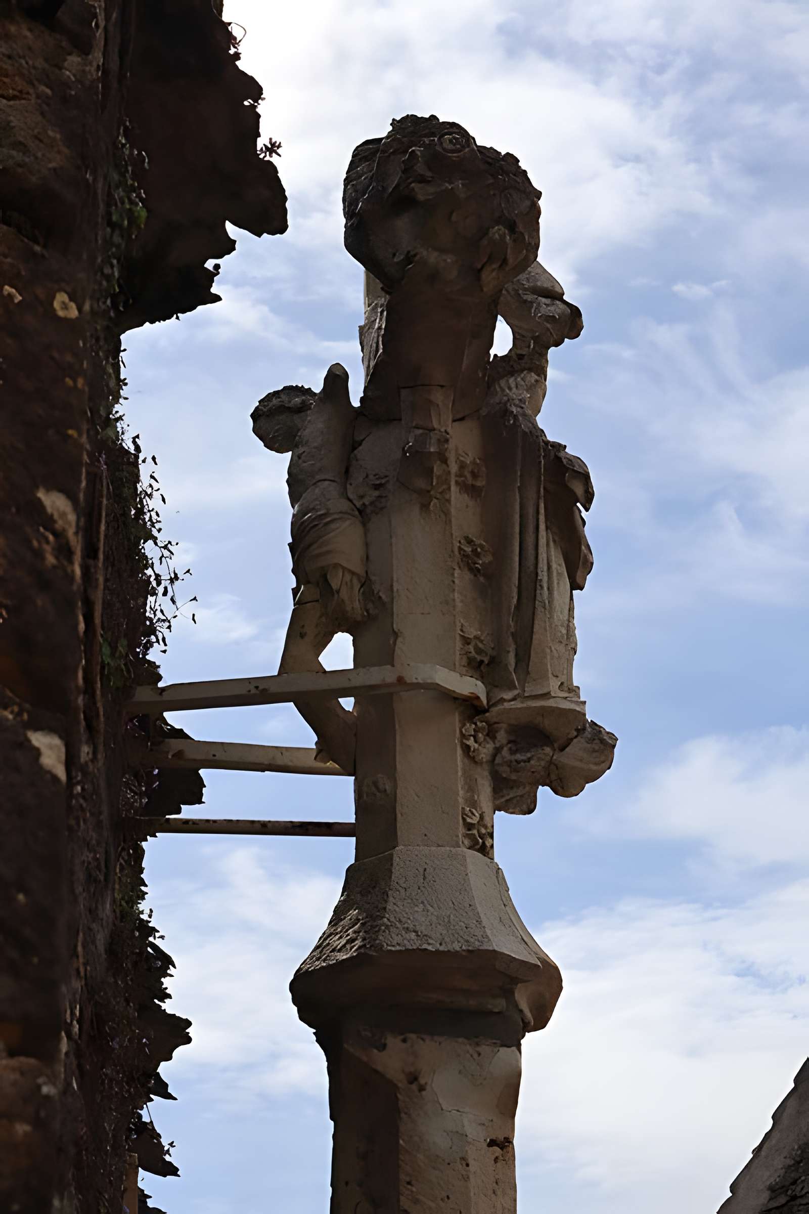 Croix monumentale : angle nord-est de la rue Franche et de la rueJean-Dampt