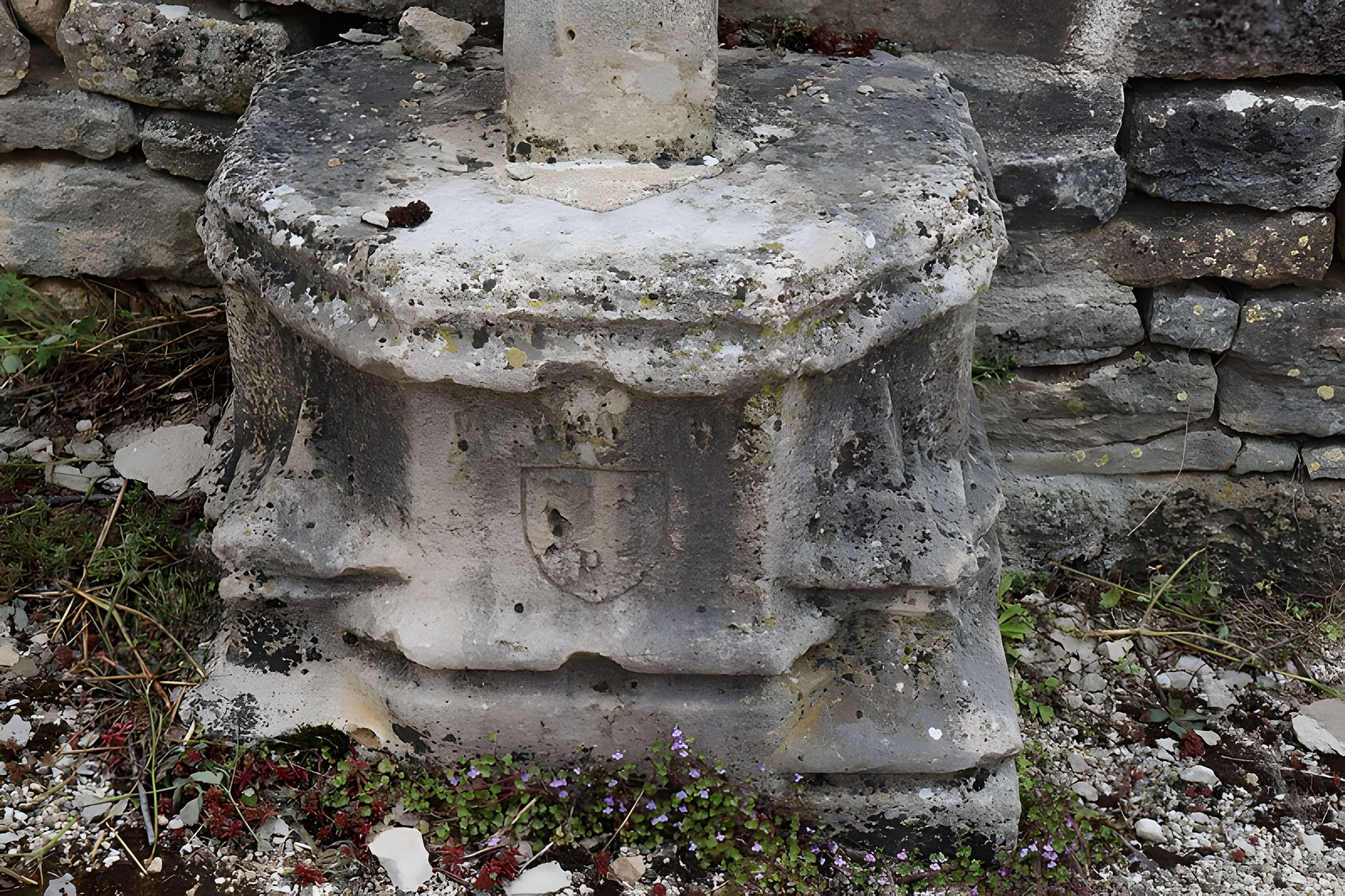 Croix monumentale : angle nord-est de la rue Franche et de la rueJean-Dampt