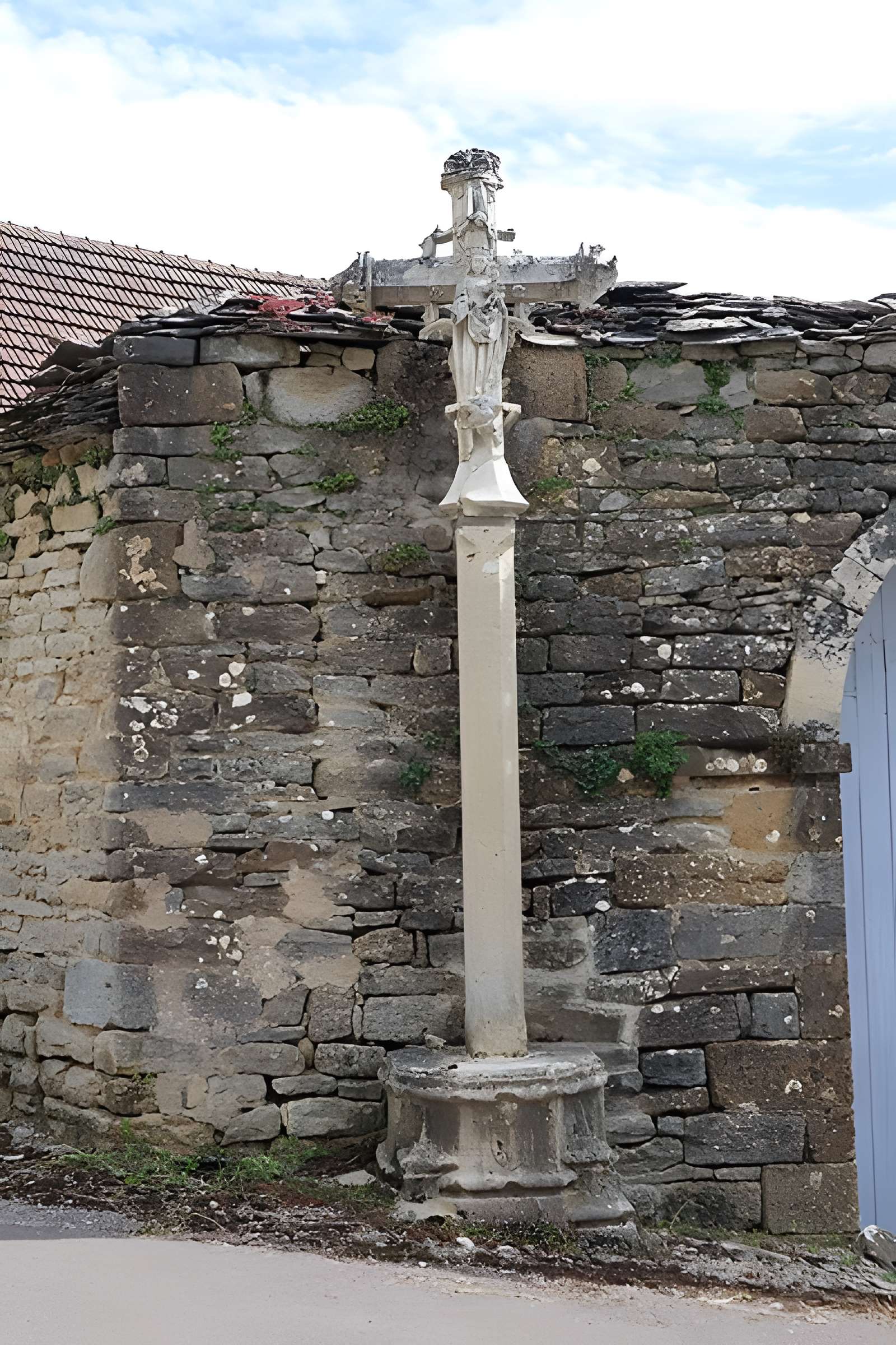 Croix monumentale : angle nord-est de la rue Franche et de la rueJean-Dampt