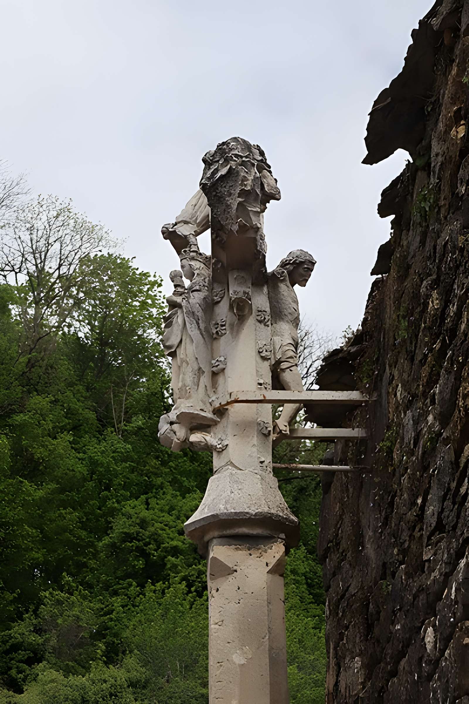 Croix monumentale : angle nord-est de la rue Franche et de la rueJean-Dampt