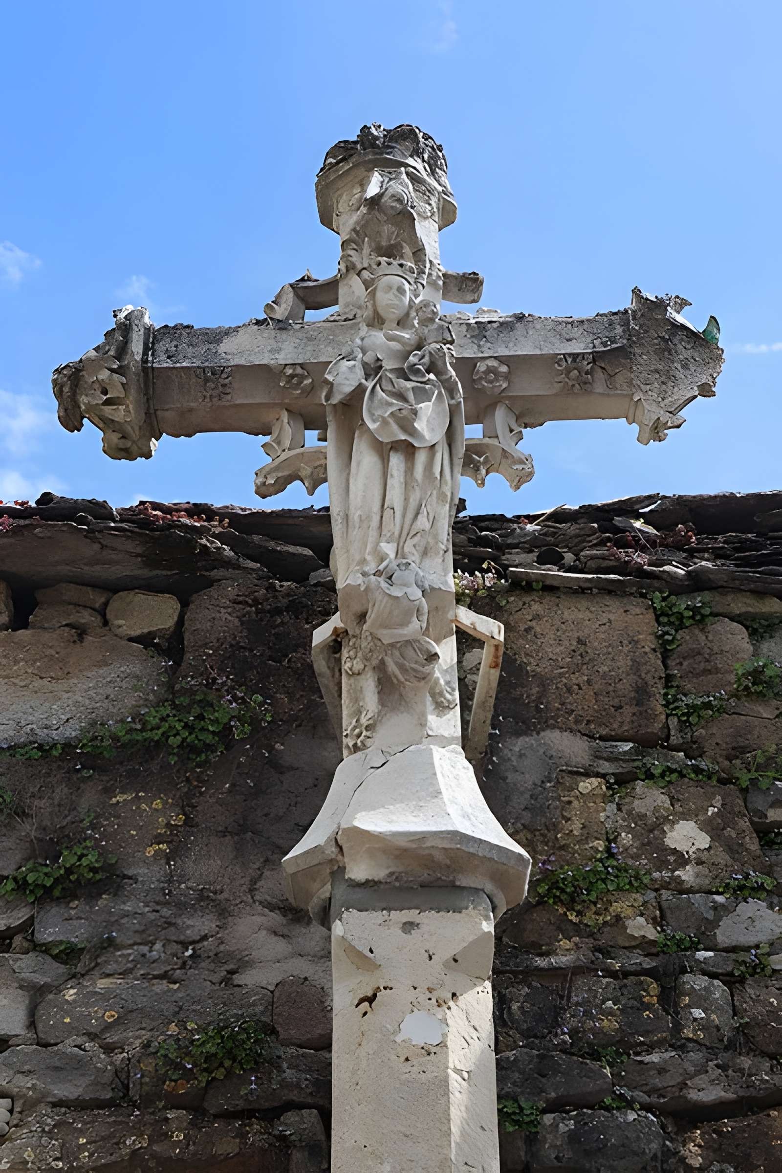 Croix monumentale : angle nord-est de la rue Franche et de la rueJean-Dampt