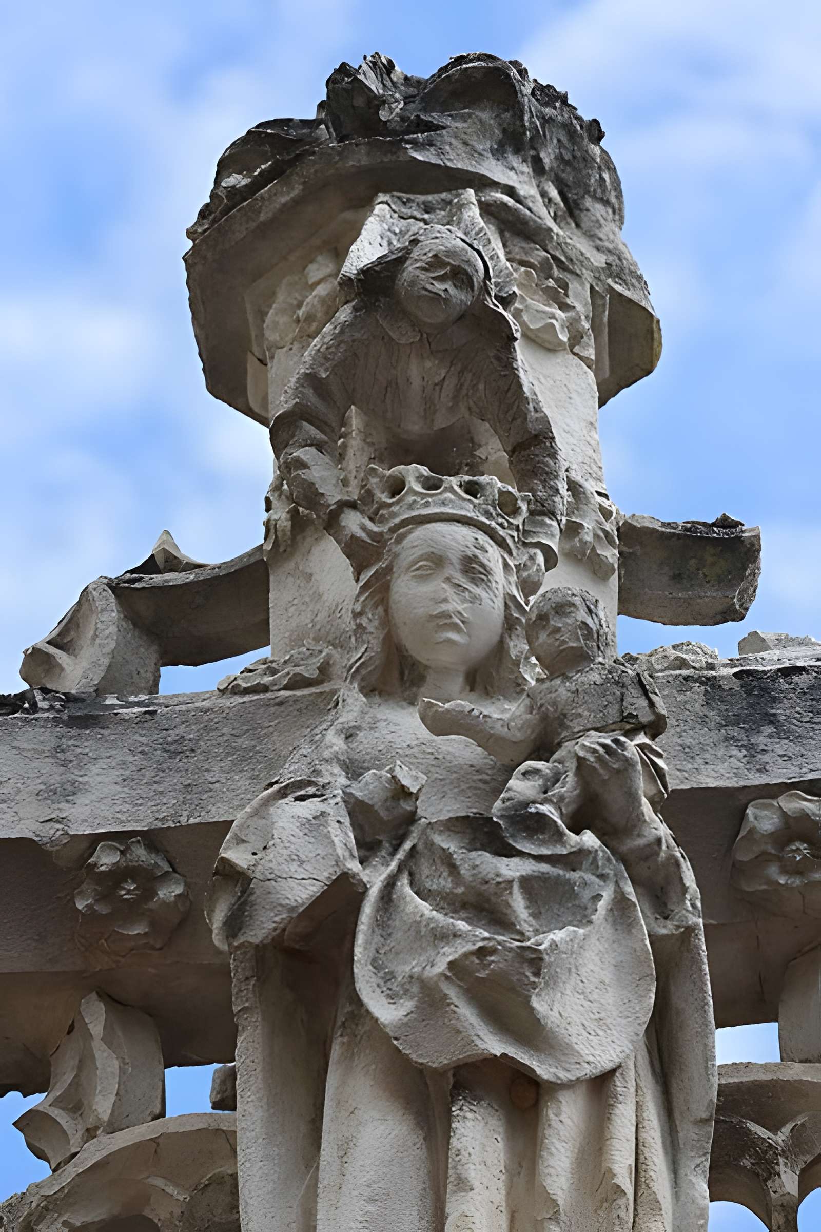 Croix monumentale : angle nord-est de la rue Franche et de la rueJean-Dampt