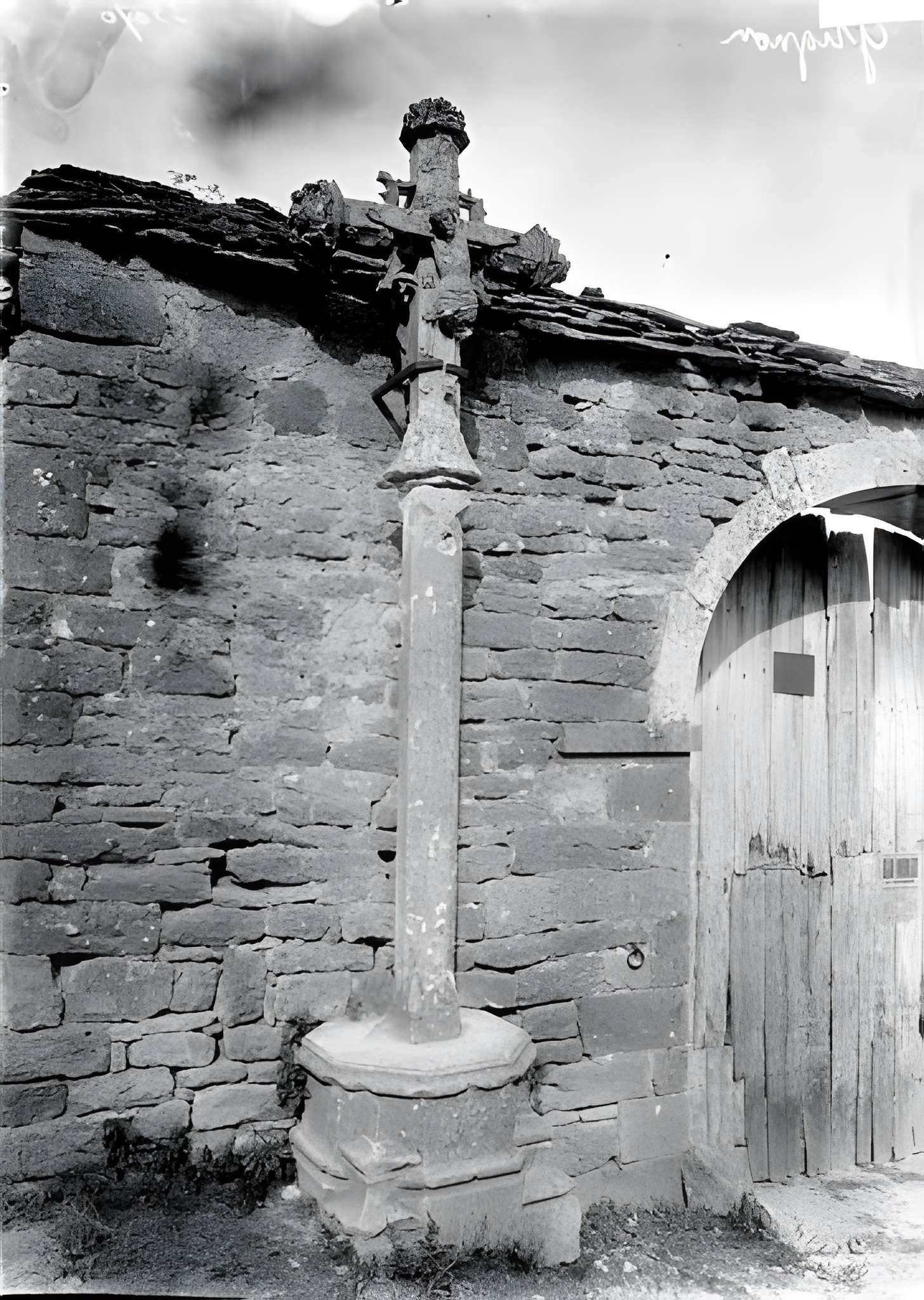 Croix monumentale : angle nord-est de la rue Franche et de la rueJean-Dampt